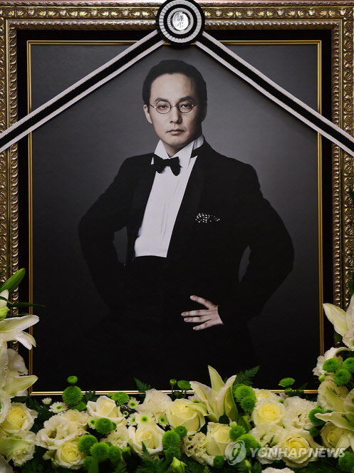 지난 2014년 10월 28일 서울 송파구 풍납동 아산병원 장례식장에 마련됐던 고 신해철의 빈소 모습. <연합뉴스>